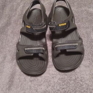 Crocs shoes size 6